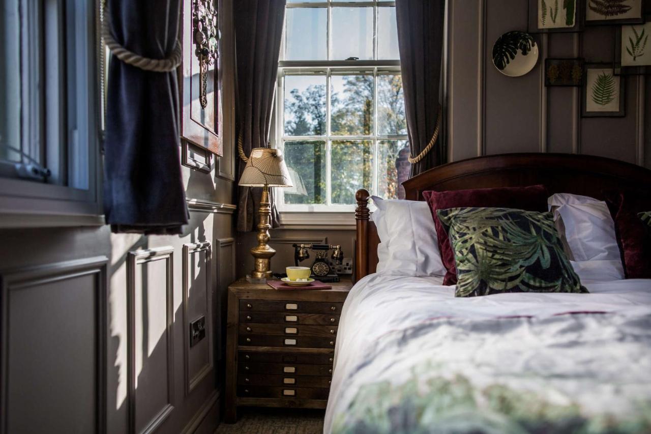 Hand And Spear Weybridge Bagian luar foto