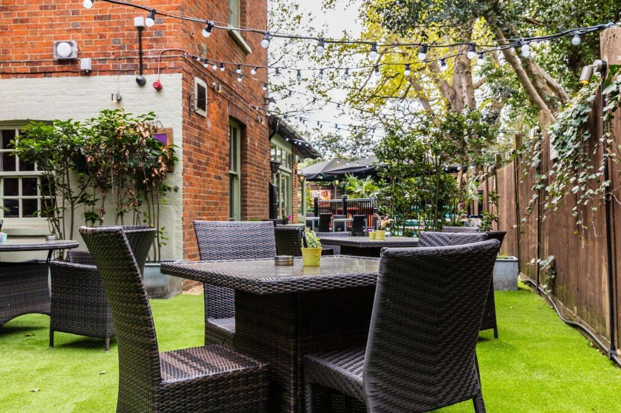 Hand And Spear Weybridge Bagian luar foto